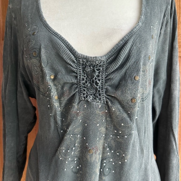 Gray Studded Ribbed Distressed Top - Picture 1 of 2